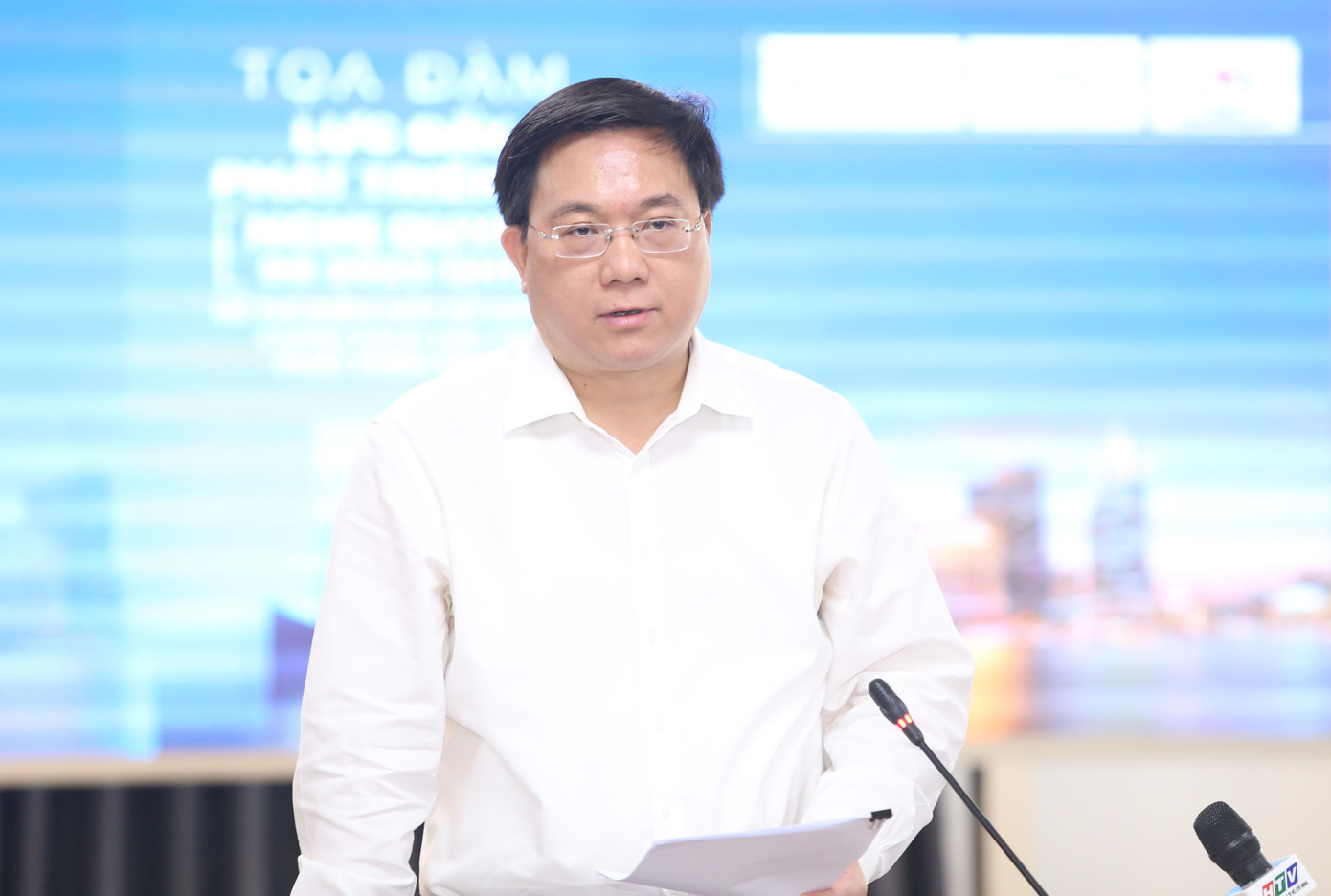 Thứ trưởng Bộ KH&amp;ĐT Trần Duy Đông trao đổi tại toạ đàm. Ảnh: Ngô Tùng.