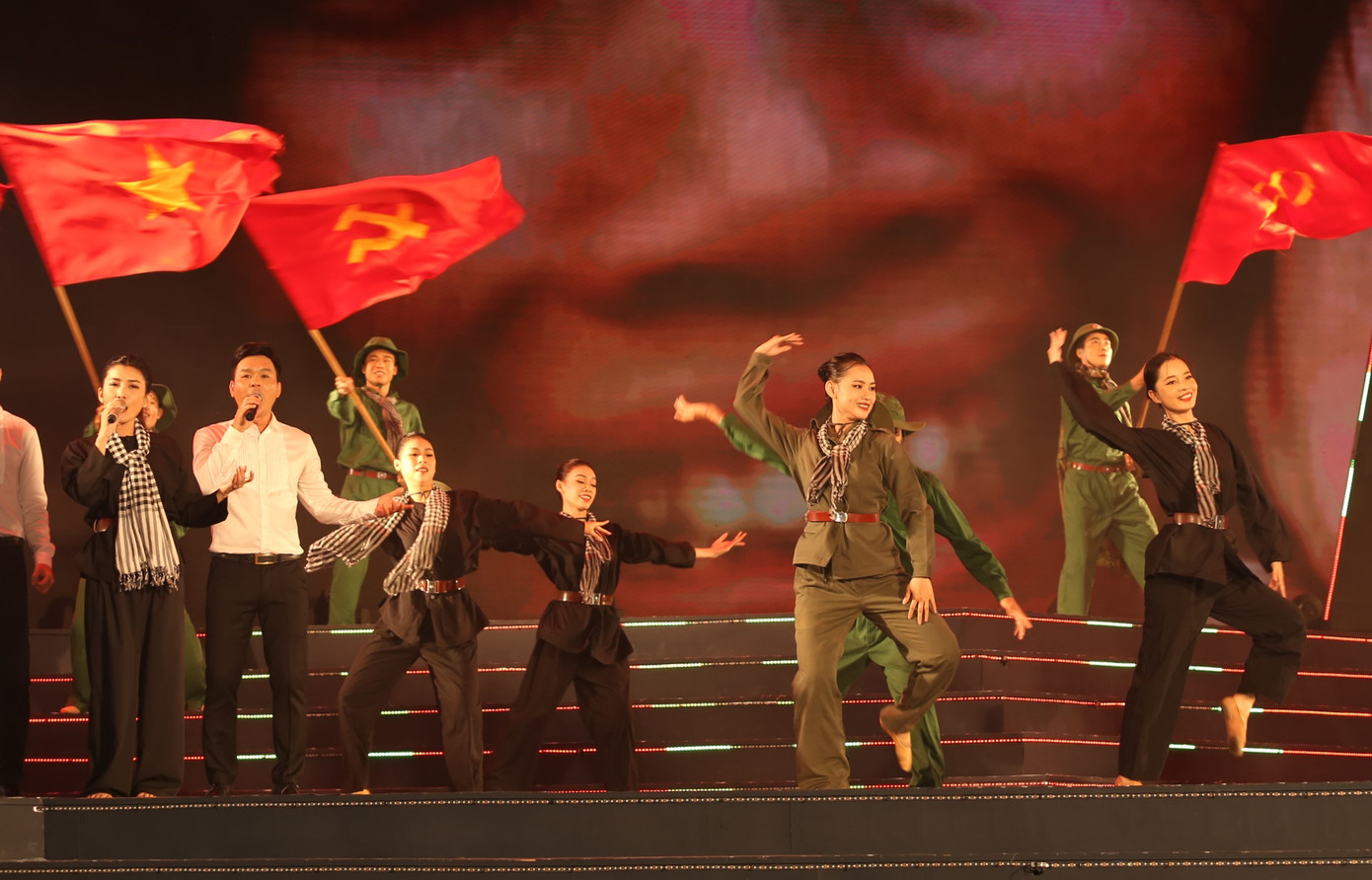 Hình ảnh Quốc kỳ tung bay cùng Quốc ca vang vọng là niềm tự hào thiêng liêng của lịch sử suốt mấy nghìn năm dựng nước và giữ nước hào hùng của dân tộc.