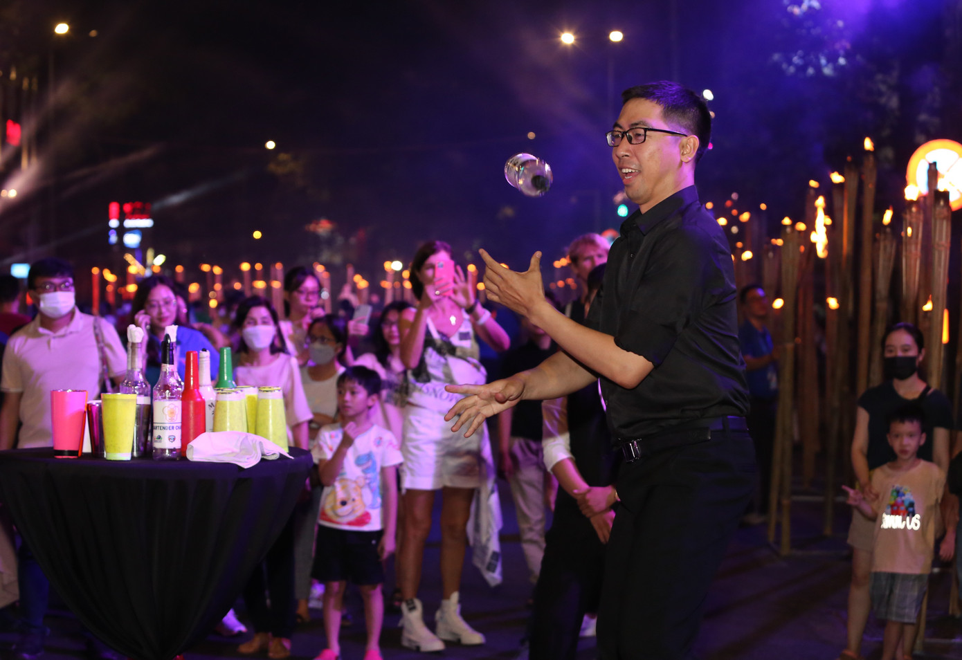 Nhiều hoạt động nghệ thuật đường phố như biểu diễn pha chế, ảo thuật... cũng tạo thêm không gian thưởng thức cho người trẻ và cả du khách quốc tế khi đến với TPHCM.