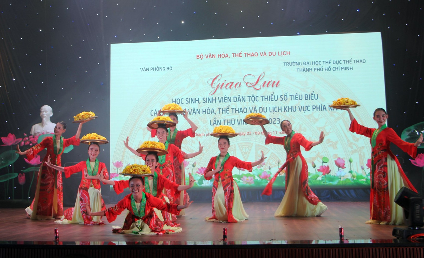 Bạn trẻ tham gia các tiết mục văn nghệ giao lưu trong chương trình.