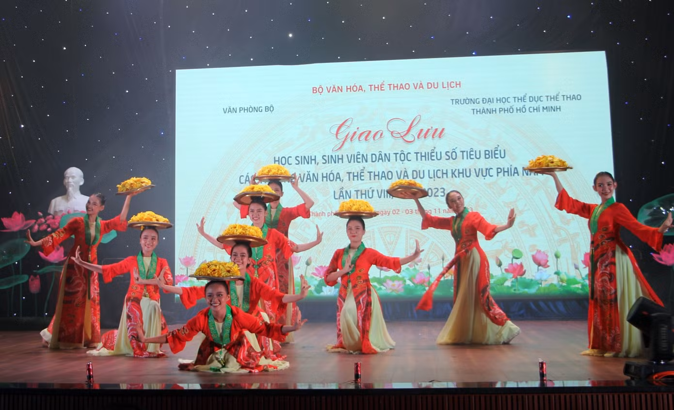 Bạn trẻ tham gia các tiết mục văn nghệ giao lưu trong chương trình.