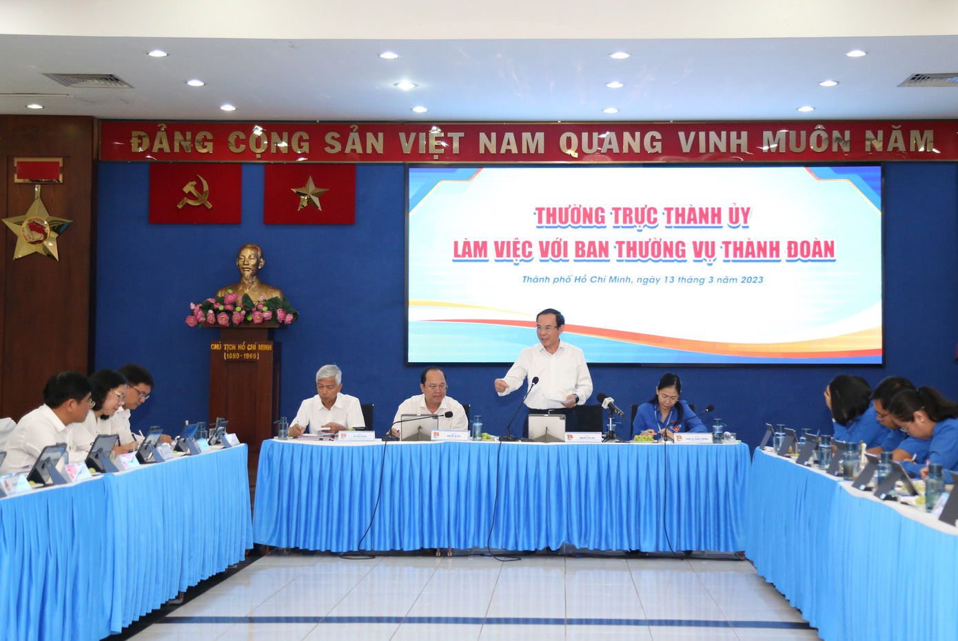 Bí thư Thành ủy TPHCM Nguyễn Văn Nên trao đổi tại buổi làm việc. Ảnh: Ngô Tùng