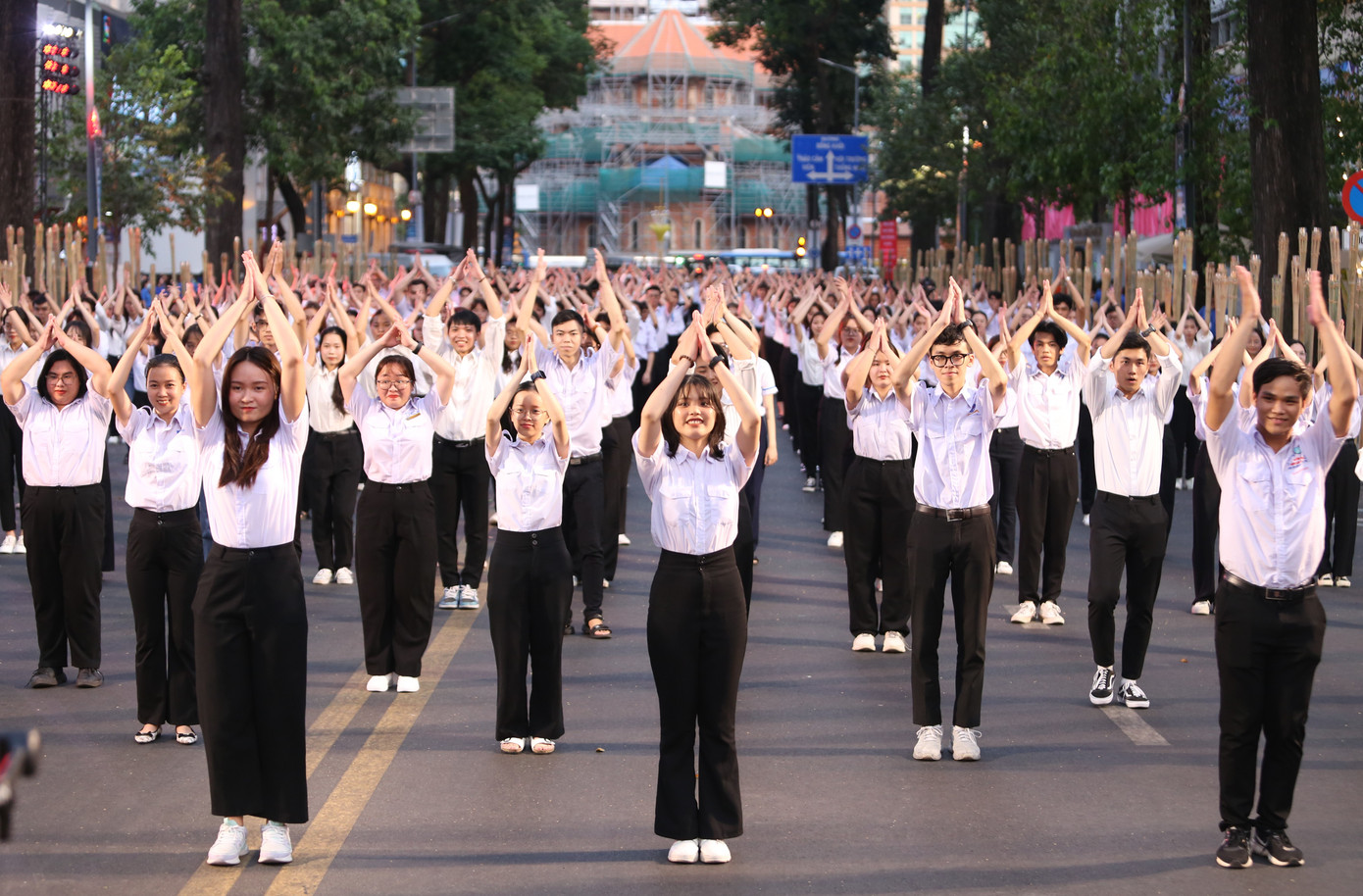 Sau phần tập làm quen các động tác theo chỉ dẫn, các bạn trẻ cùng tạo những màn đồng diễn đẹp mắt, đồng bộ trên nền nhạc mang âm hưởng nhiệt huyết tuổi trẻ do nhạc sĩ Mai Trâm sáng tác.