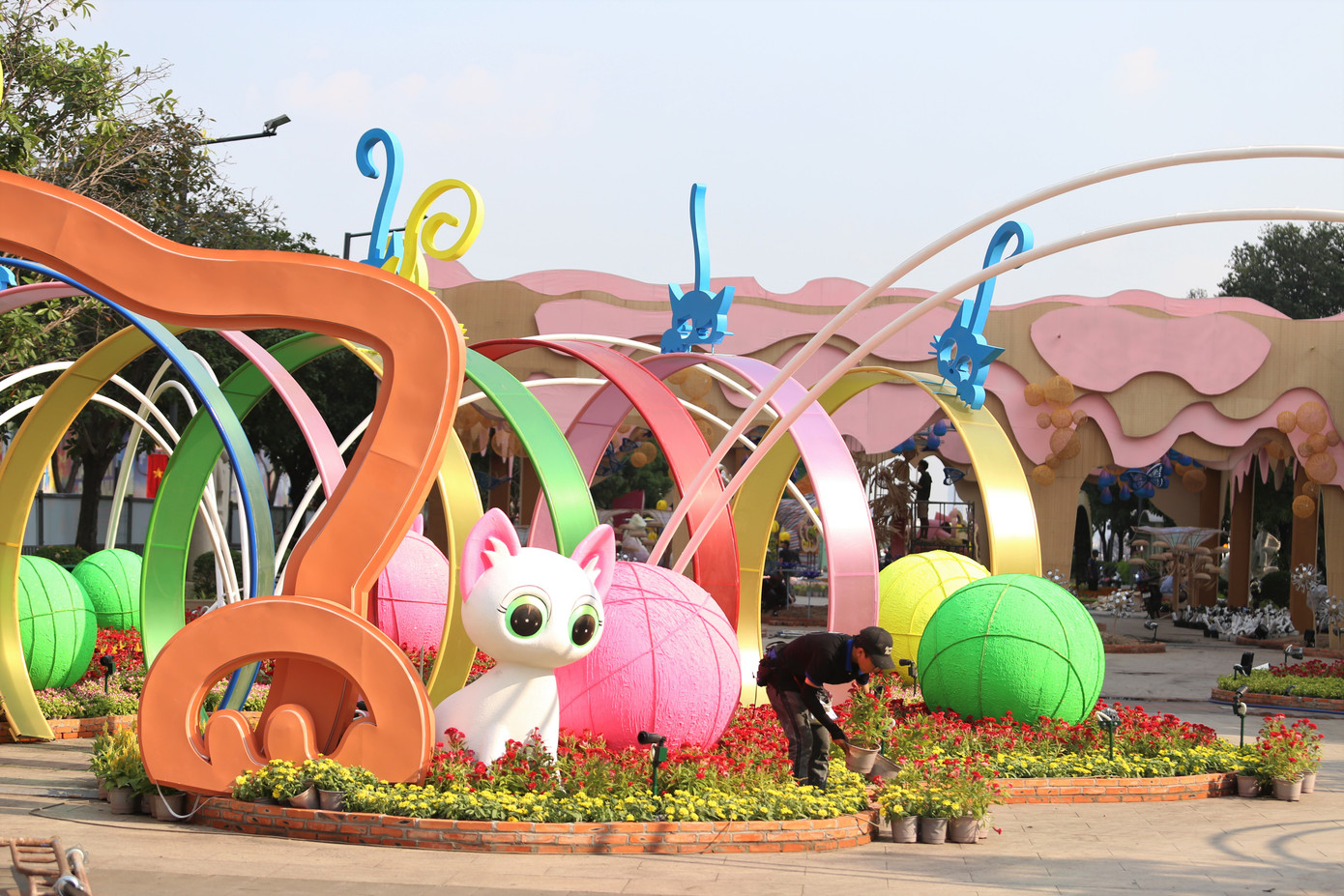 Xuyên suốt đường hoa dài hơn 600m, người dân còn dễ dàng 'bắt gặp' những chú mèo trong nhiều tạo hình khác nhau. Tại Đường hoa Nguyễn Huệ Tết Quý Mão, 70 hình ảnh linh vật mèo được cách điệu về thể hiện, đa dạng về kích thước (từ 0,6m đến 5,5m), phong phú về chất liệu (mút xốp, sắt, sơn mỹ thuật, phủ mùn cưa, giả đất nung, vải…)