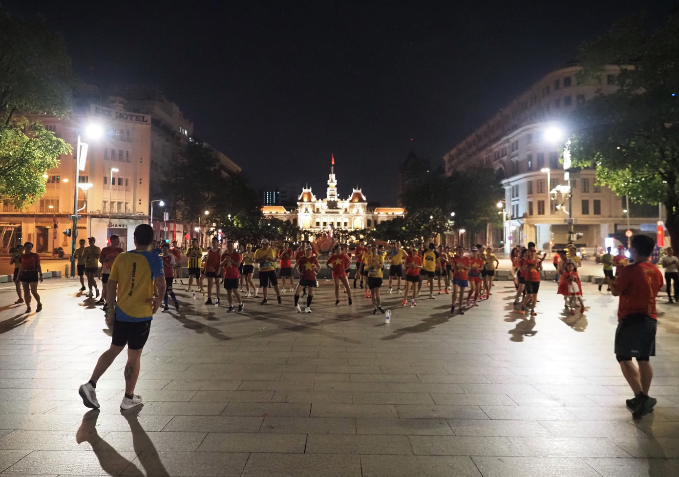 Như đã hẹn, gần 80 thành viên Phu My Hung Runners Club đã cùng sải những bước chạy qua nhiều cung đường quen thuộc ở TPHCM trong ngày lễ 30/4. Từ sáng sớm, các runners đã tập trung ở khu vực đài nước trên Phố đi bộ Nguyễn Huệ (quận 1) để khởi động, làm nóng...