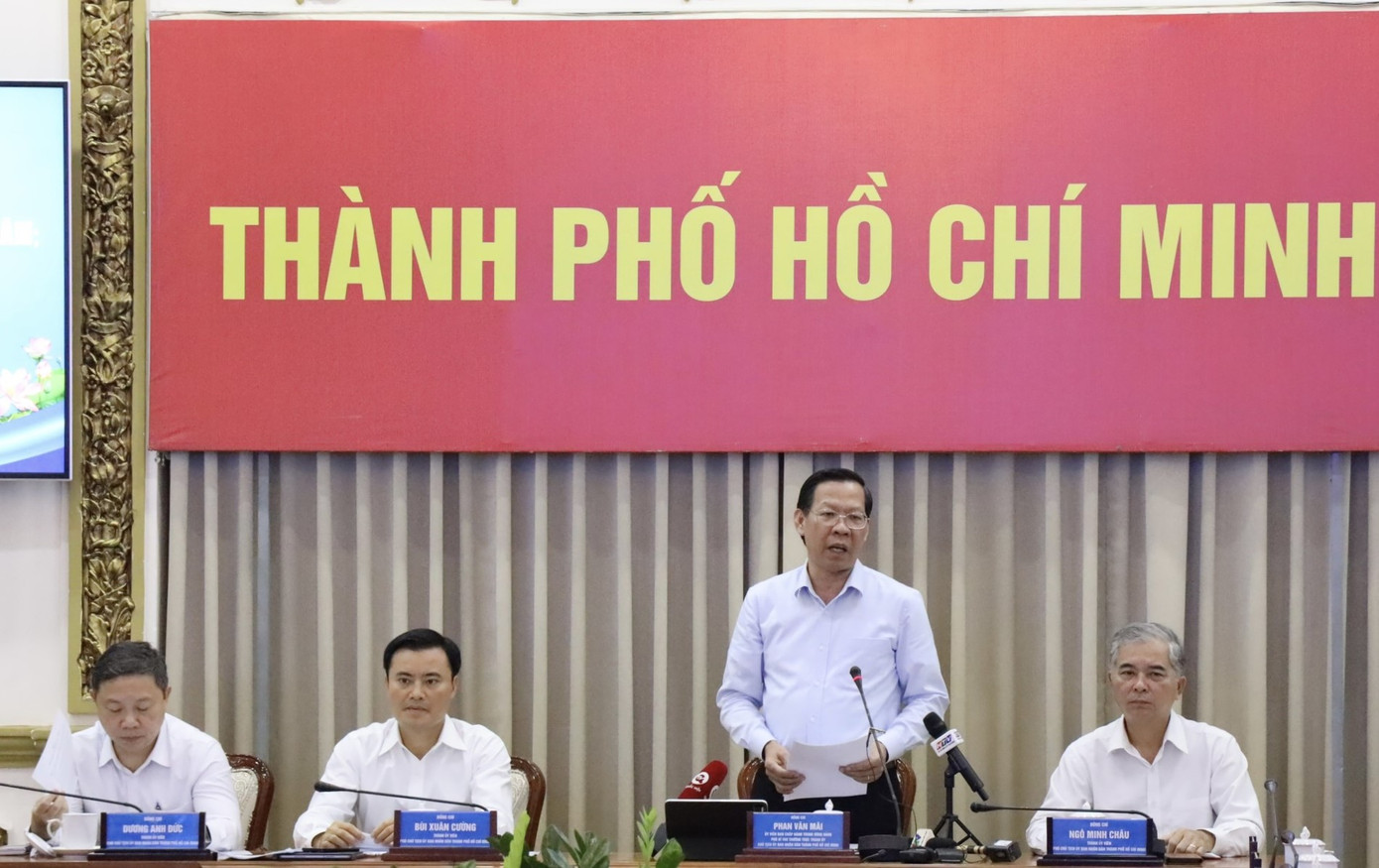 Chủ tịch UBND TPHCM Phan Văn Mãi trao đổi tại phiên họp. Ảnh: TTBC
