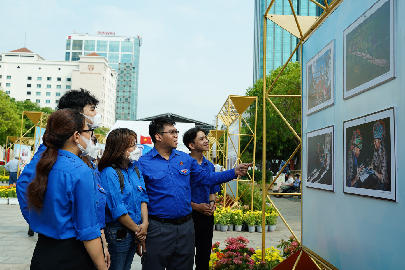 Bạn trẻ tìm hiểu các tác phẩm nghệ thuật. Bạn trẻ tìm hiểu các tác phẩm nghệ thuật.