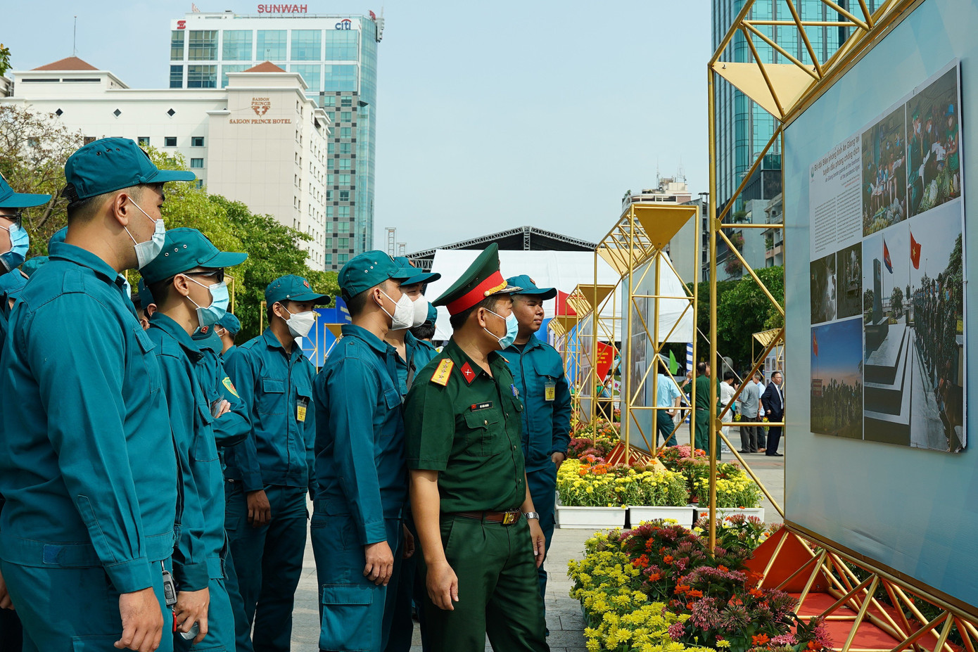 Cán bộ, chiến sĩ tham quan không gian triển lãm chuyên đề trên Phố đi bộ Nguyễn Huệ. Ảnh: Thuận Văn Cán bộ, chiến sĩ tham quan không gian triển lãm chuyên đề trên Phố đi bộ Nguyễn Huệ. Ảnh: Thuận Văn