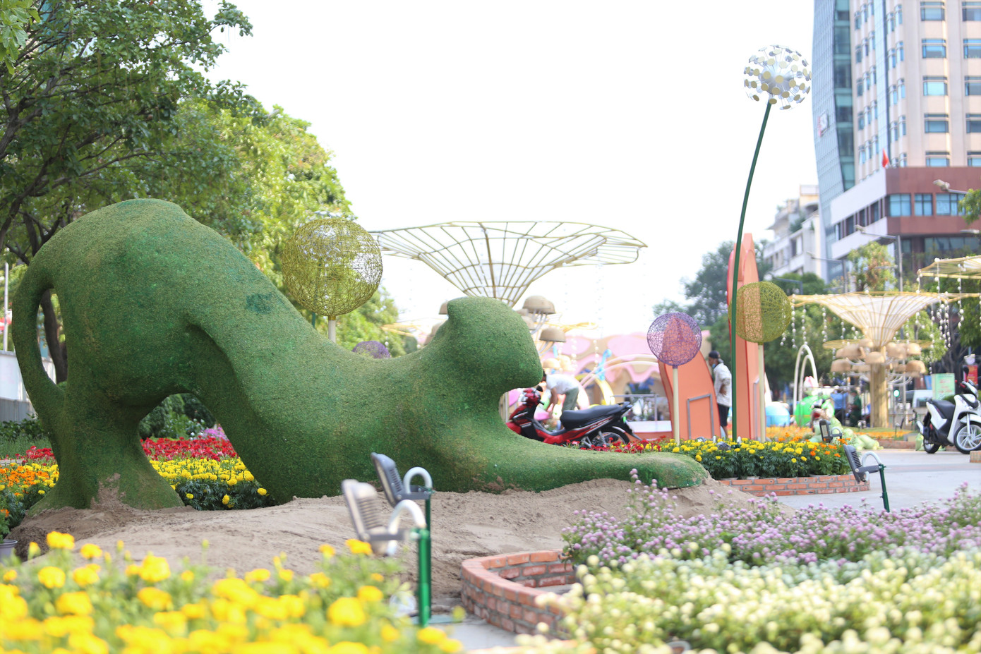 Các linh vật đại diện cho năm Quý Mão tại vị trí cổng chính không chỉ mang sắc thái biểu cảm đáng yêu của loài mèo mà còn thể hiện những động tác đặc trưng như liếm tay (chân trước), vươn tay, đẩy bát.