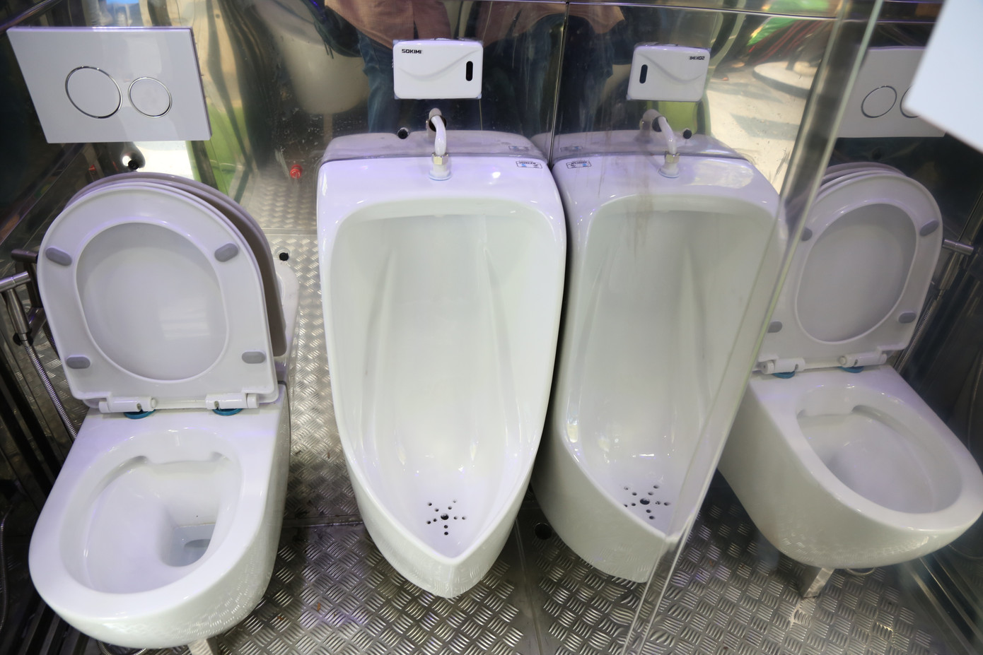 Mỗi nhà vệ sinh này được lắp đặt một bồn tiểu và một bồn cầu. Mỗi nhà vệ sinh này được lắp đặt một bồn tiểu và một bồn cầu.