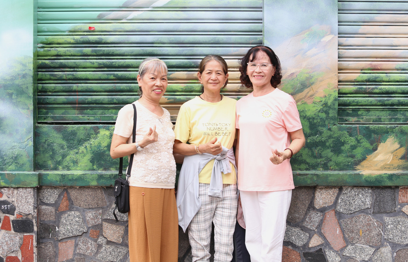 Bà con cô bác "check-in" bên hình ảnh ruộng bậc thang Tây bắc. Bà con cô bác "check-in" bên hình ảnh ruộng bậc thang Tây bắc.