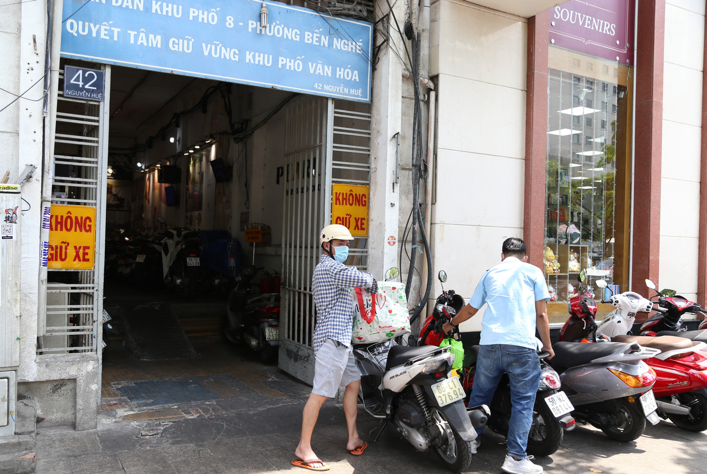 Đó chính là chung cư 42, nằm trên đường Nguyễn Huệ thuộc phường Bến Nghé, quận 1, TPHCM, vốn được xây dựng từ những năm đầu thập niên 60 thế kỷ XX. Cư xá này không phục vụ giữ xe, khách đến đây được hướng dẫn tìm đến các bãi giữ xe ở các điểm lân cận dọc theo Phố đi bộ Nguyễn Huệ. Đó chính là chung cư 42, nằm trên đường Nguyễn Huệ thuộc phường Bến Nghé, quận 1, TPHCM, vốn được xây dựng từ những năm đầu thập niên 60 thế kỷ XX. Cư xá này không phục vụ giữ xe, khách đến đây được hướng dẫn tìm đến các bãi giữ xe ở các điểm lân cận dọc theo Phố đi bộ Nguyễn Huệ.