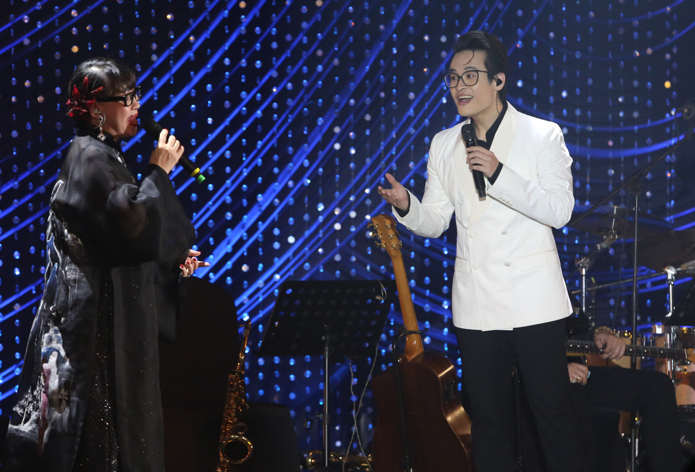 Em gái Trịnh Công Sơn song ca cùng ca sĩ Hà Anh Tuấn. Trong lời giới thiệu, bà dành cho giọng ca đàn em sự khâm phục, trân trọng khi nói Hà Anh Tuấn "là người hiểu lời ca của anh Sơn rất sâu".