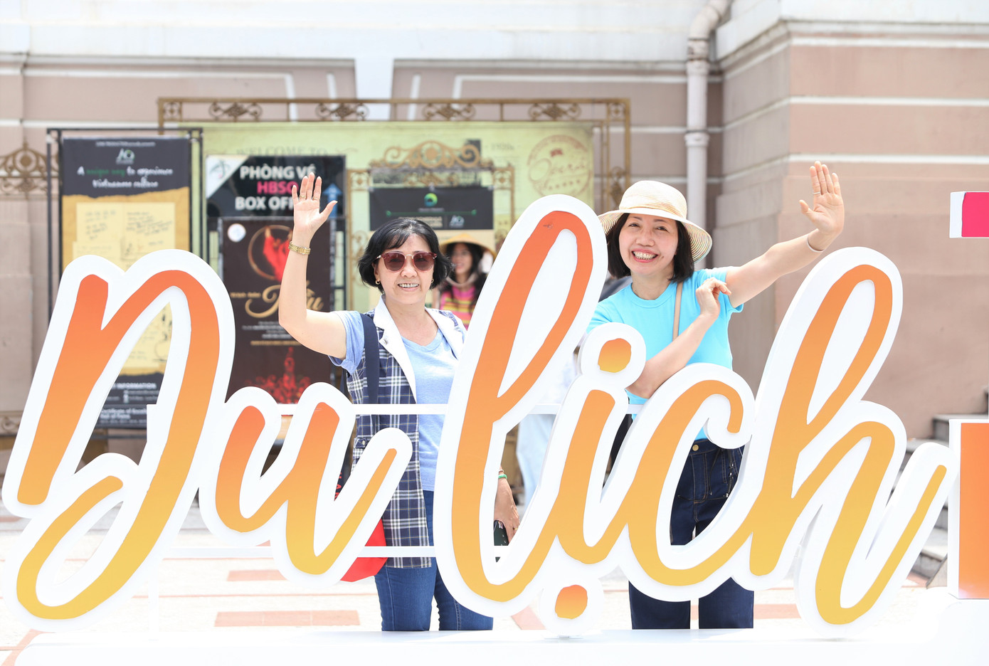 Phút hào hứng của người dân khi đi chơi lễ khu vực trung tâm TPHCM.