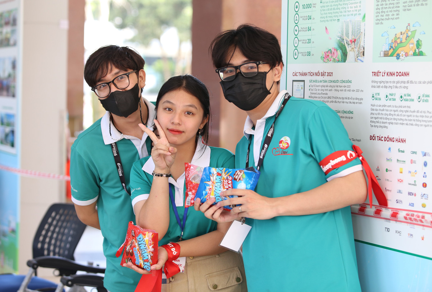 Các thành viên Câu lạc bộ Lửa Tâm (trường Đại học KHXH&NV TPHCM) cũng nhiệt tình giúp đỡ, hỗ trợ các bạn trẻ đến hiến máu. Các thành viên Câu lạc bộ Lửa Tâm (trường Đại học KHXH&NV TPHCM) cũng nhiệt tình giúp đỡ, hỗ trợ các bạn trẻ đến hiến máu.