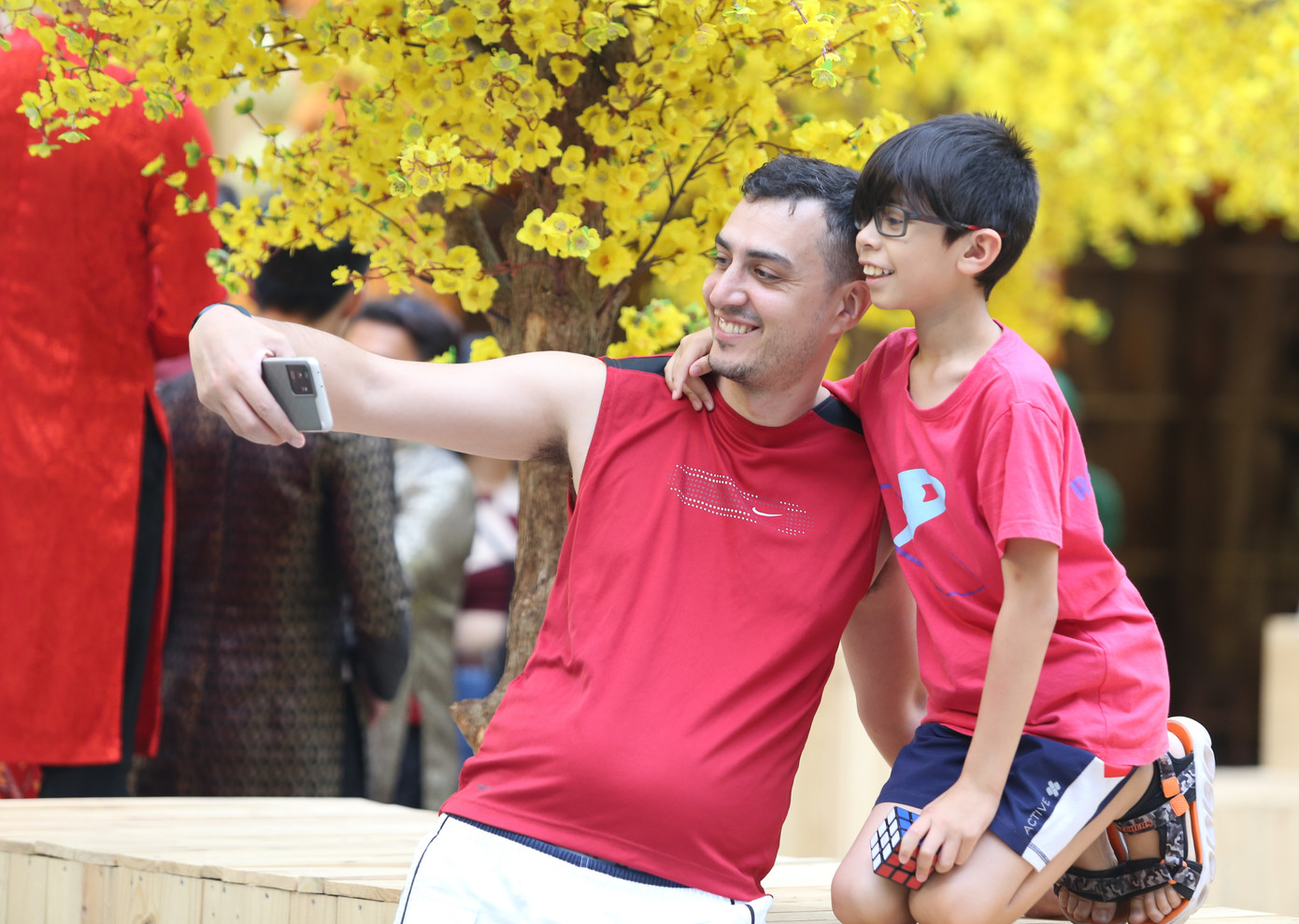 Du khách chụp ảnh với không gian đường mai vàng trong khuôn viên Nhà Văn hóa Thanh niên TPHCM.