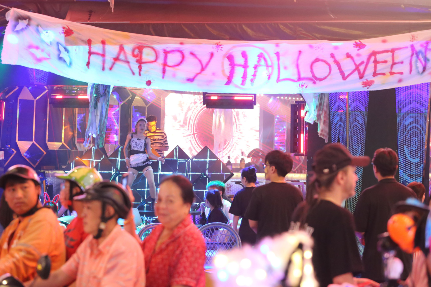 Đi liền đó, không gian quán xá cũng xuất hiện nhiều hình ảnh ma quái, ghê rợn.