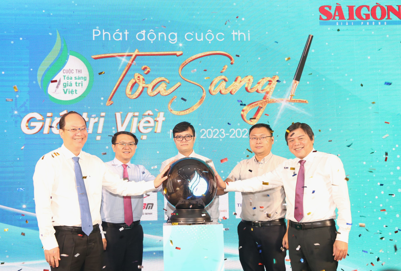 Các đại biểu thực hiện nghi thức phát động cuộc thi "Tỏa sáng giá trị Việt" năm 2023 - 2025, vào tháng 6/2023. Ảnh: Ngô Tùng
