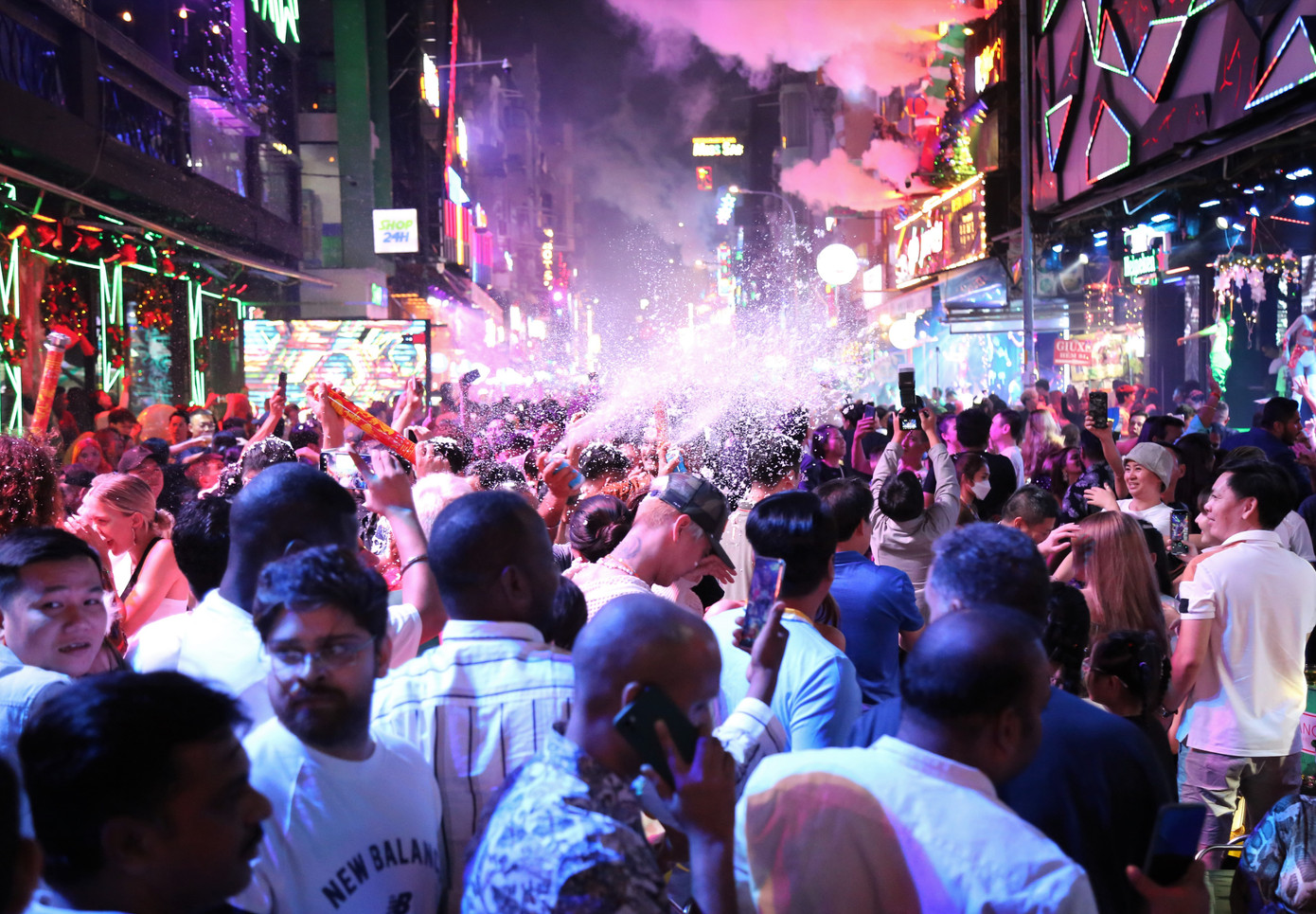 Đông đảo công dân nhiều quốc gia tề tựu ở không gian phố Tây Bùi Viện chào đón năm mới 2023. Các hàng quán dọc hai bên tuyến phố luôn xập xình tiếng nhạc càng tăng sự cuồng nhiệt trong đêm hội.