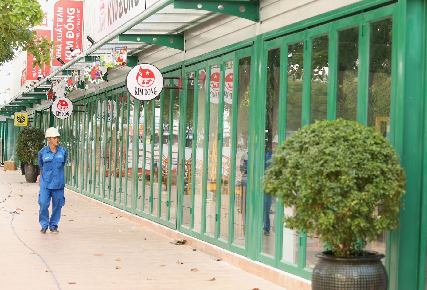 Được khởi công vào cuối tháng 12/2022, công trình đường sách quy mô của TP Thủ Đức đang tiến về đích và sẽ chính thức khánh thành, đi vào hoạt động từ ngày 22/12 tới. Công trình được thiết kế xây dựng với nhiều hạng mục, không gian gồm: không gian chuyên kinh doanh sách, văn hóa đọc, sách cũ, không gian văn hóa Hồ Chí Minh, không gian trải nghiệm trò chơi trí tuệ dành cho trẻ em và gia đình, khu vực cà phê - sách cùng các công trình phụ trợ...