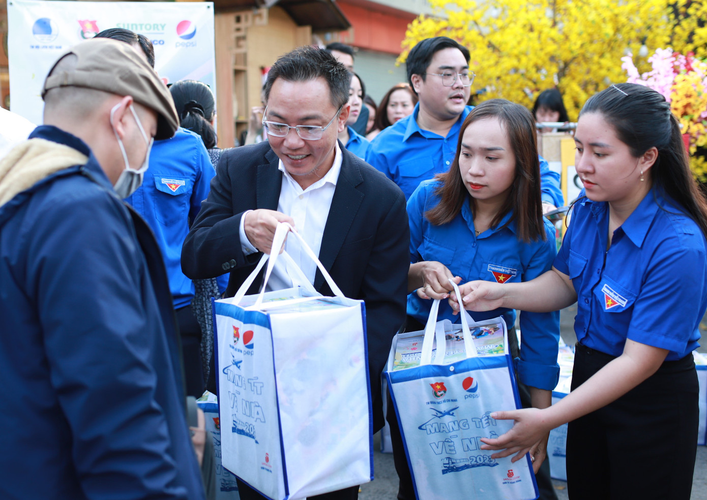 Món quà của tổ chức Đoàn phần nào sẻ chia khó khăn với người lao động nhân dịp Tết đến xuân về. Món quà của tổ chức Đoàn phần nào sẻ chia khó khăn với người lao động nhân dịp Tết đến xuân về.