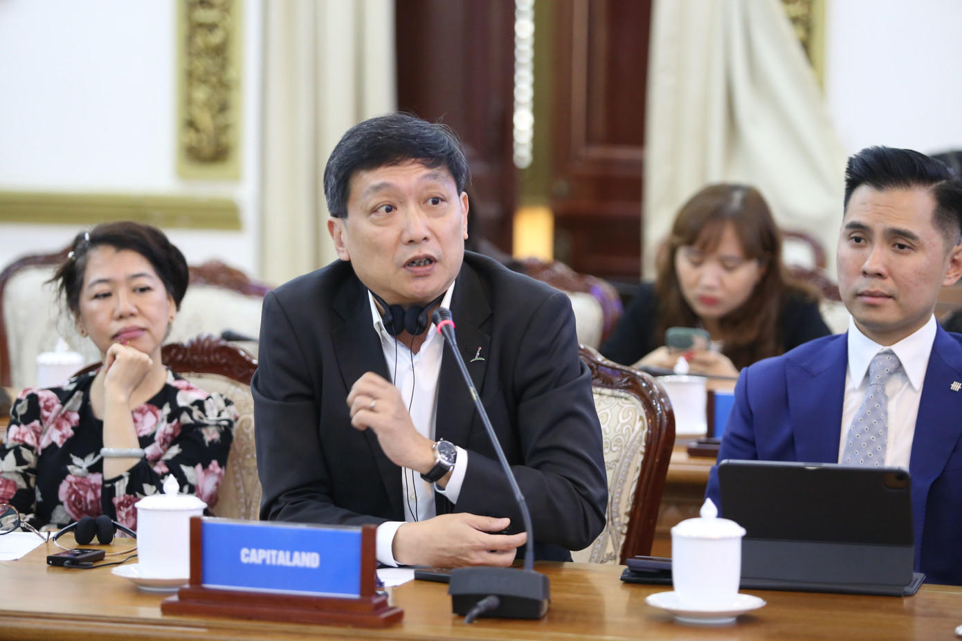 Đại diện một số đơn vị doanh nghiệp Singapore trao đổi với lãnh đạo TPHCM.