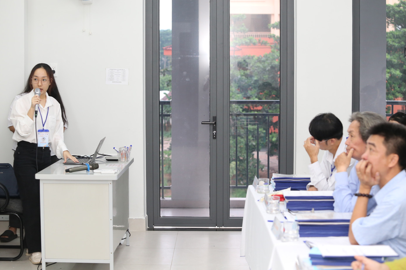 Các thí sinh trình bày đề tài nghiên cứu trước hội đồng khoa học. Ảnh: Ngô Tùng Các thí sinh trình bày đề tài nghiên cứu trước hội đồng khoa học. Ảnh: Ngô Tùng