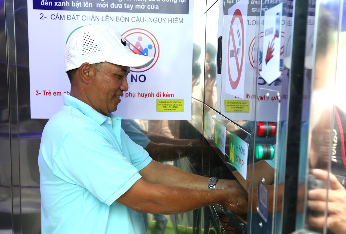 Cạnh đó là bồn lavabo để mỗi người rửa tay sau khi đi vệ sinh. Cạnh đó là bồn lavabo để mỗi người rửa tay sau khi đi vệ sinh.