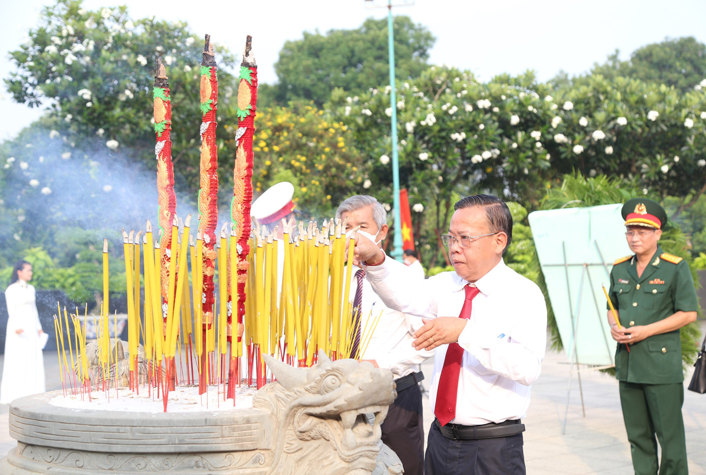 Ông Nguyễn Hữu Hiệp dâng hương tưởng niệm. Ông Nguyễn Hữu Hiệp dâng hương tưởng niệm.