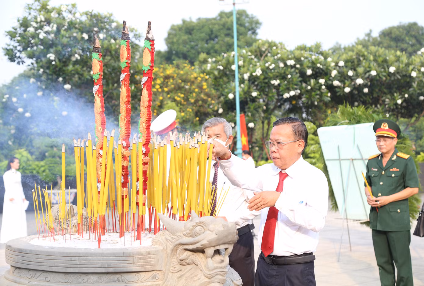 Ông Nguyễn Hữu Hiệp dâng hương tưởng niệm.
