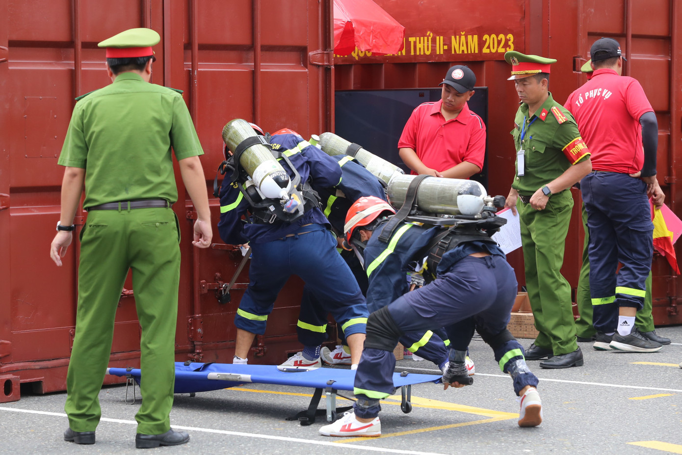 Để thực hiện nội dung này, các chiến sĩ cần đảm bảo sức khoẻ tốt, thành thạo kỹ năng sử dụng các trang thiết bị, phương tiện CNCH...