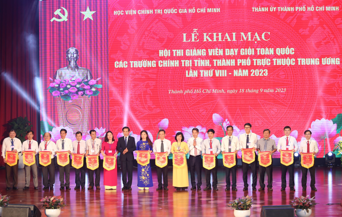 Lãnh đạo Học viện Chính trị Quốc gia Hồ Chí Minh và Thành uỷ TPHCM trao cờ lưu niệm tặng các đơn vị tham gia hội thi.