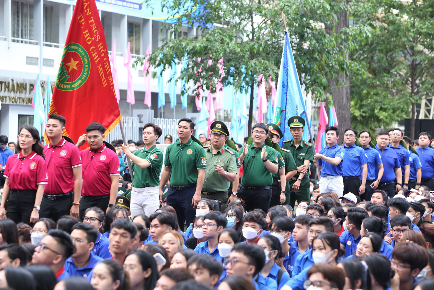 Các chương trình, chiến dịch tình nguyện hè TPHCM năm 2023 (bao gồm Mùa hè xanh, Kỳ nghỉ hồng, Hành quân xanh, Hoa phượng đỏ, Tiếp sức mùa thi, Gia sư áo xanh) diễn ra từ ngày 11/6 đến 6/8, thu hút hàng trăm nghìn bạn trẻ tham gia thực hiện nhiều công trình, phần việc thanh niên tại nhiều địa bàn.