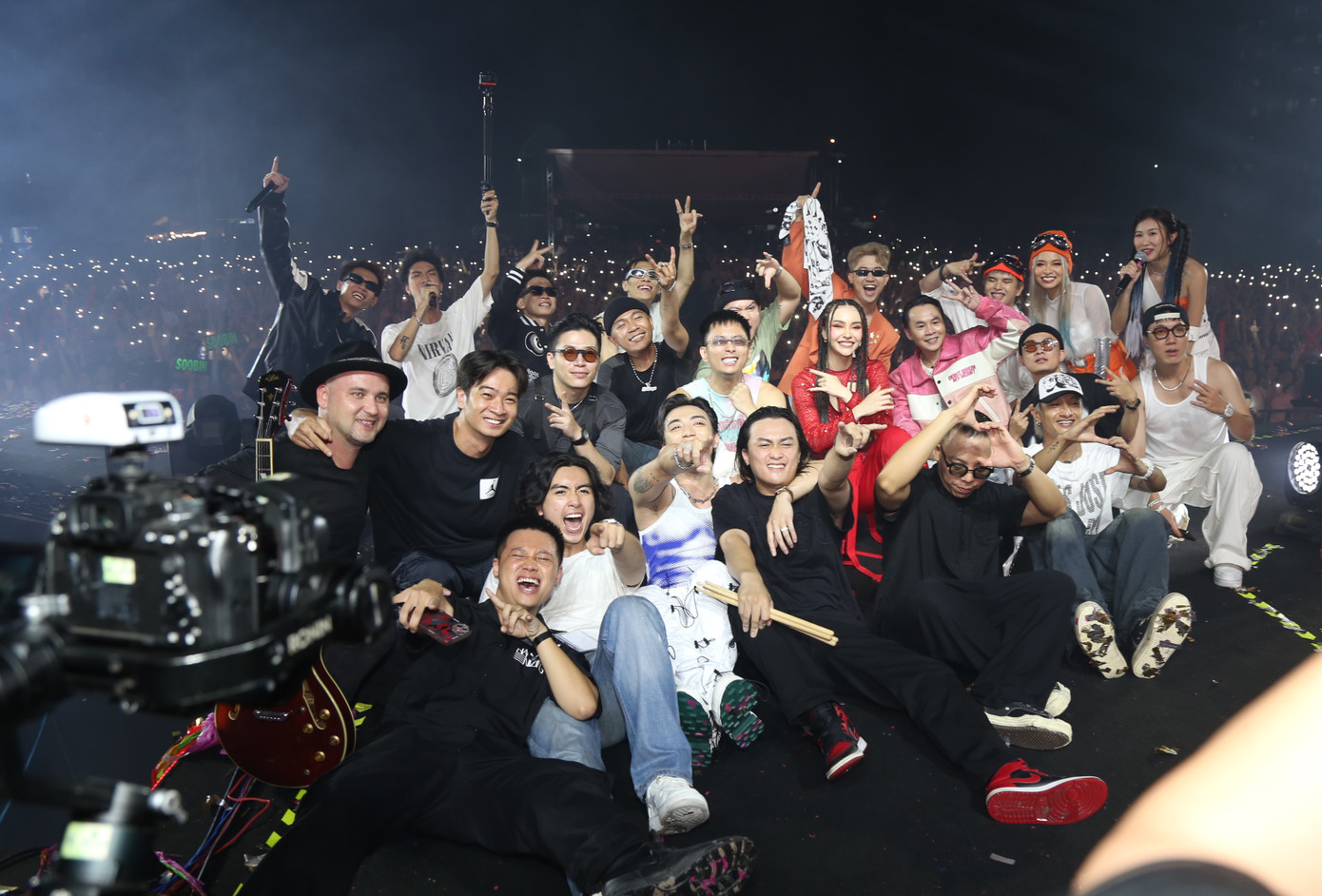 Cuối nhạc hội, dàn nghệ sĩ chụp ảnh cùng các khán giả trẻ.