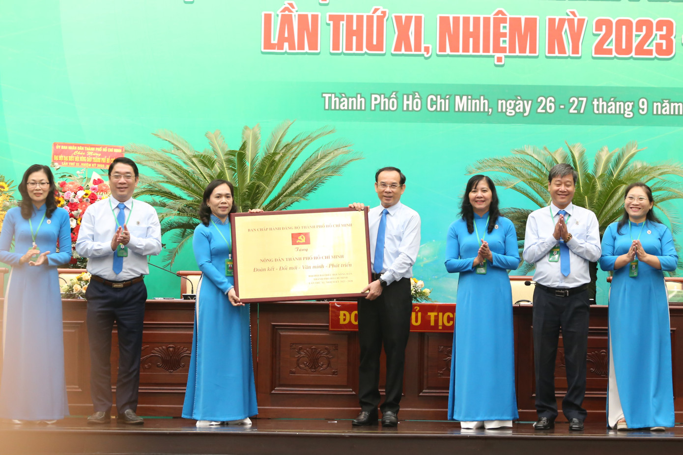 Bí thư Thành uỷ TPHCM Nguyễn Văn Nên trao quà của Ban Chấp hành Đảng bộ TPHCM đến Hội Nông dân thành phố. Ảnh: Ngô Tùng
