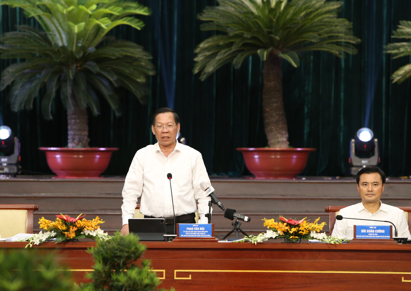 Chủ tịch UBND TPHCM Phan Văn Mãi trao đổi với lãnh đạo các phường, xã, thị trấn. Chủ tịch UBND TPHCM Phan Văn Mãi trao đổi với lãnh đạo các phường, xã, thị trấn.