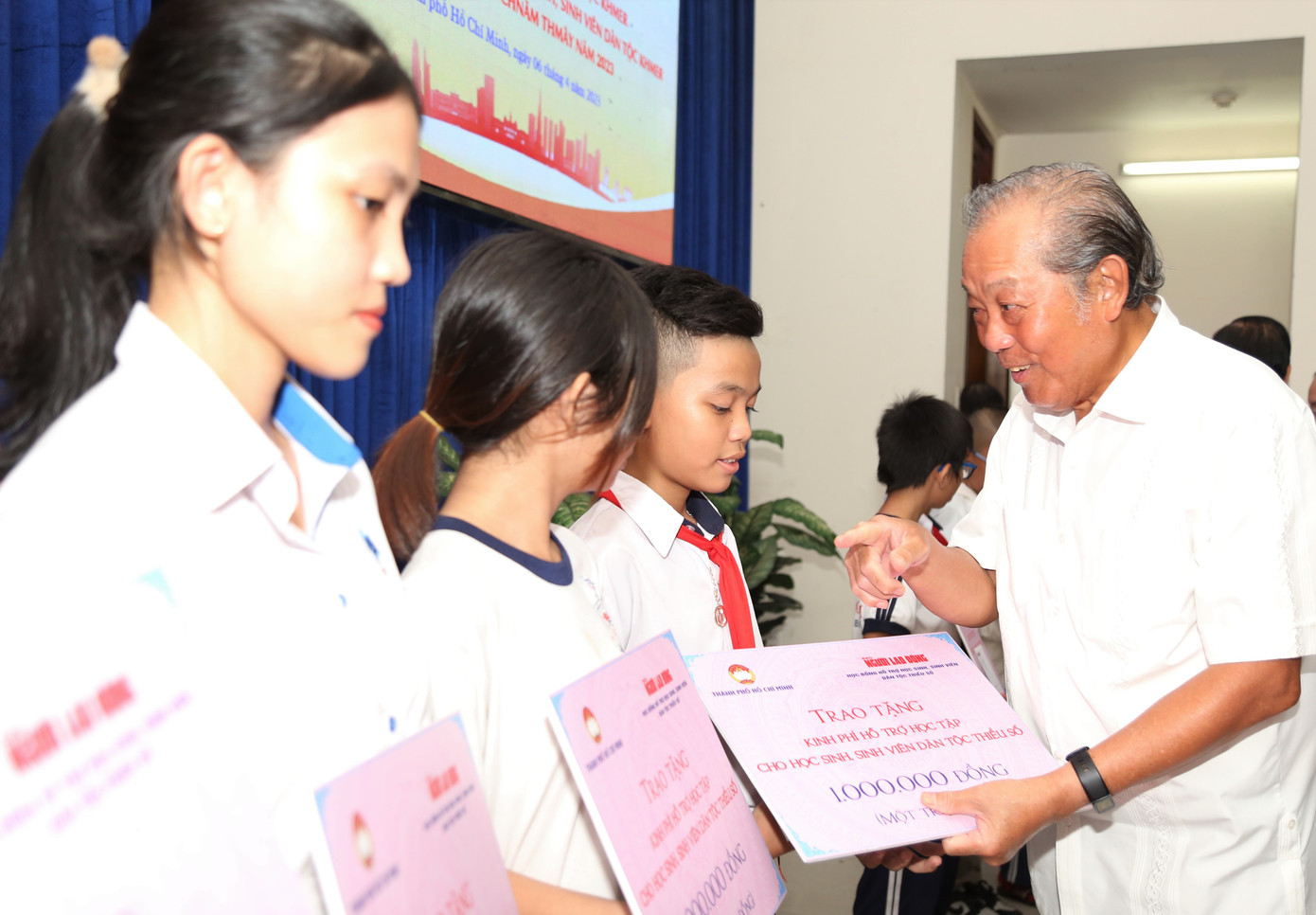 Ông Trương Hòa Bình trao học bổng tặng các em học sinh sinh viên con em đồng bào Khmer trên địa bàn TPHCM.
