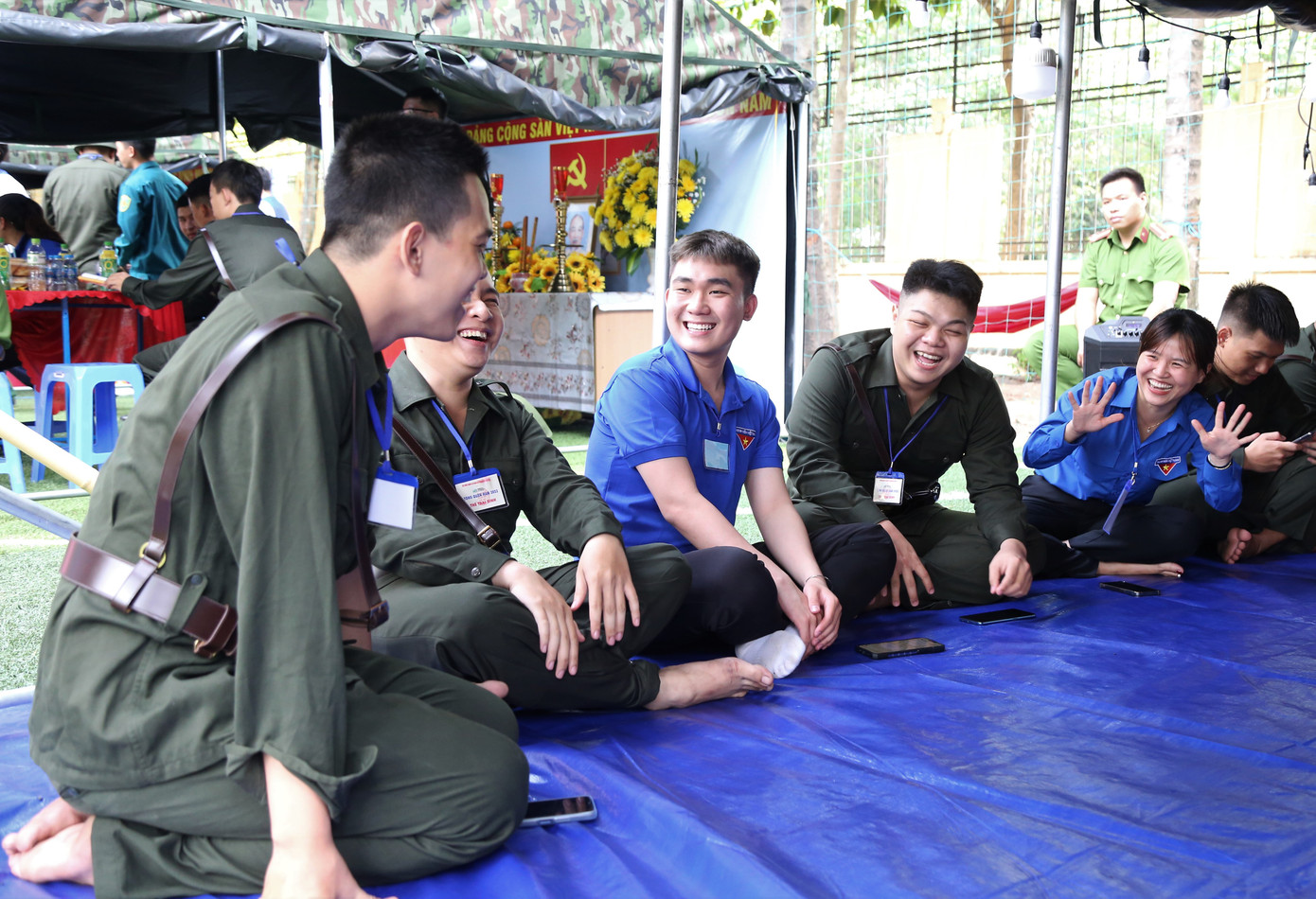 Quốc Đạt cùng các tân binh và thanh niên địa phương trong ngày hội tòng quân.