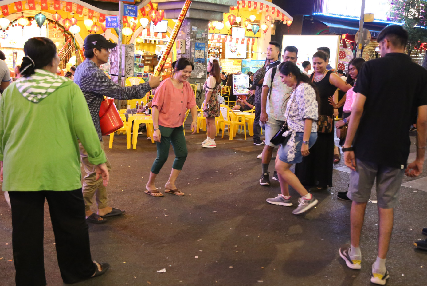 Bất kể màu da, sắc tộc, ngôn ngữ..., tất cả đều chung vui giây phút chuyển giao, mong đợi một năm mới 2023 thành công và hạnh phúc hơn.