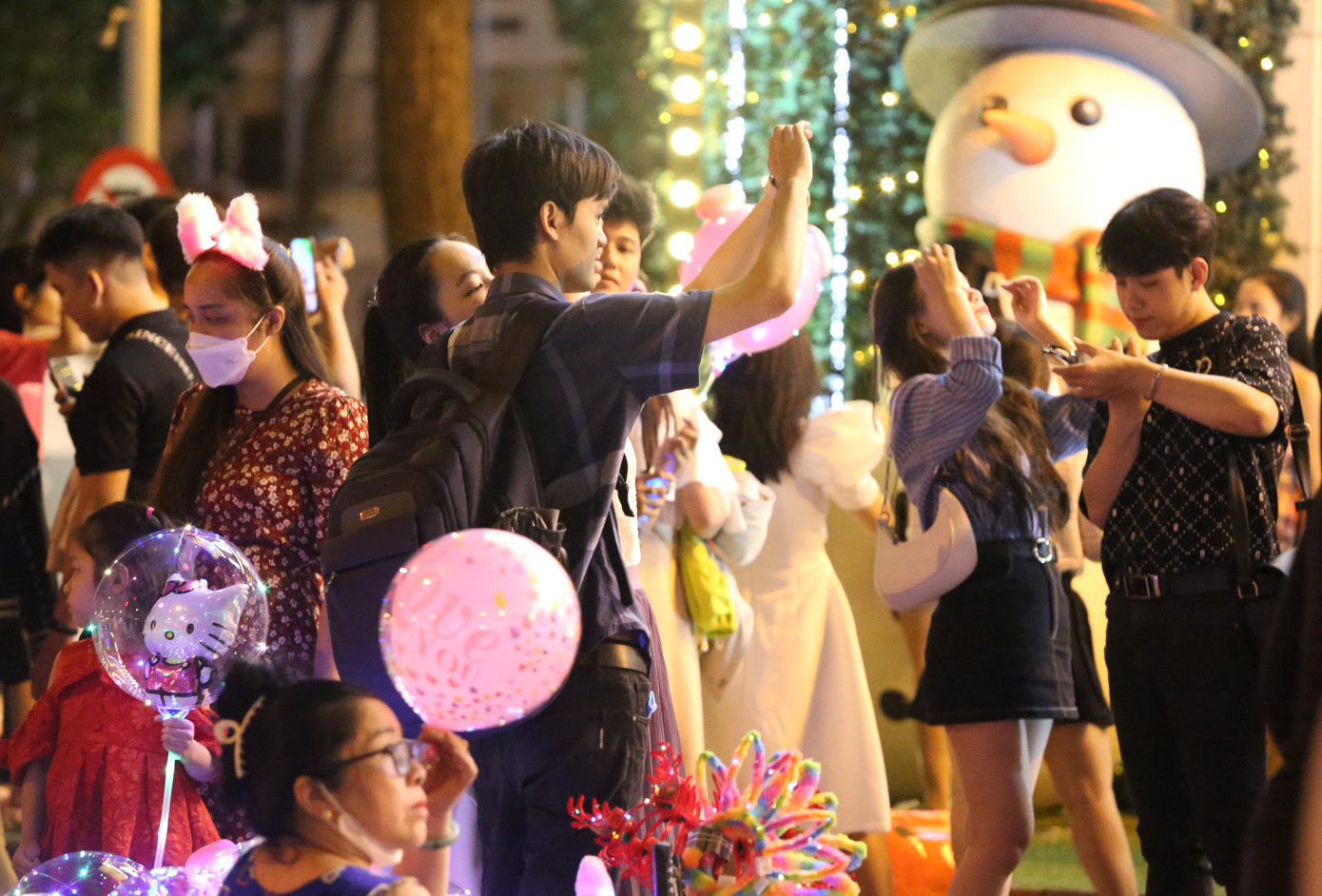 Trước thềm Giáng sinh, rất đông bạn trẻ đã đến các trung tâm thương mại ở khu vực quận 1 để vui chơi, chụp hình lưu niệm. Trong ảnh: nam thanh nữ tú hân hoan check-in đón Noel trước các tiểu cảnh ấn tượng tại Trung tâm thương mại Diamond trên đại lộ Lê Duẩn. Trước thềm Giáng sinh, rất đông bạn trẻ đã đến các trung tâm thương mại ở khu vực quận 1 để vui chơi, chụp hình lưu niệm. Trong ảnh: nam thanh nữ tú hân hoan check-in đón Noel trước các tiểu cảnh ấn tượng tại Trung tâm thương mại Diamond trên đại lộ Lê Duẩn.