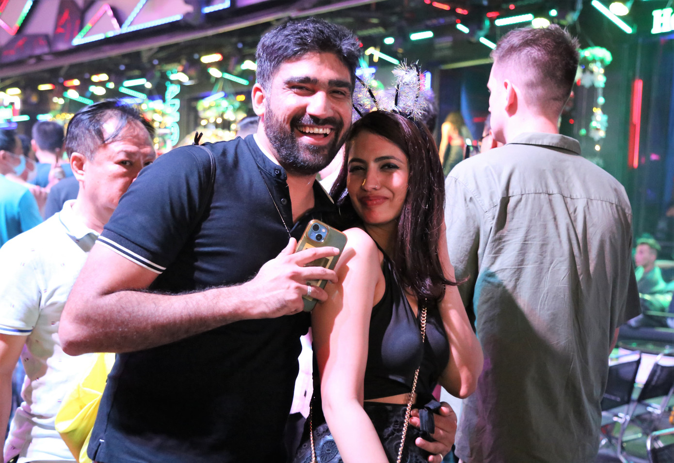 Đôi du khách phấn khởi tạo dáng chụp ảnh trước ống kính phóng viên.