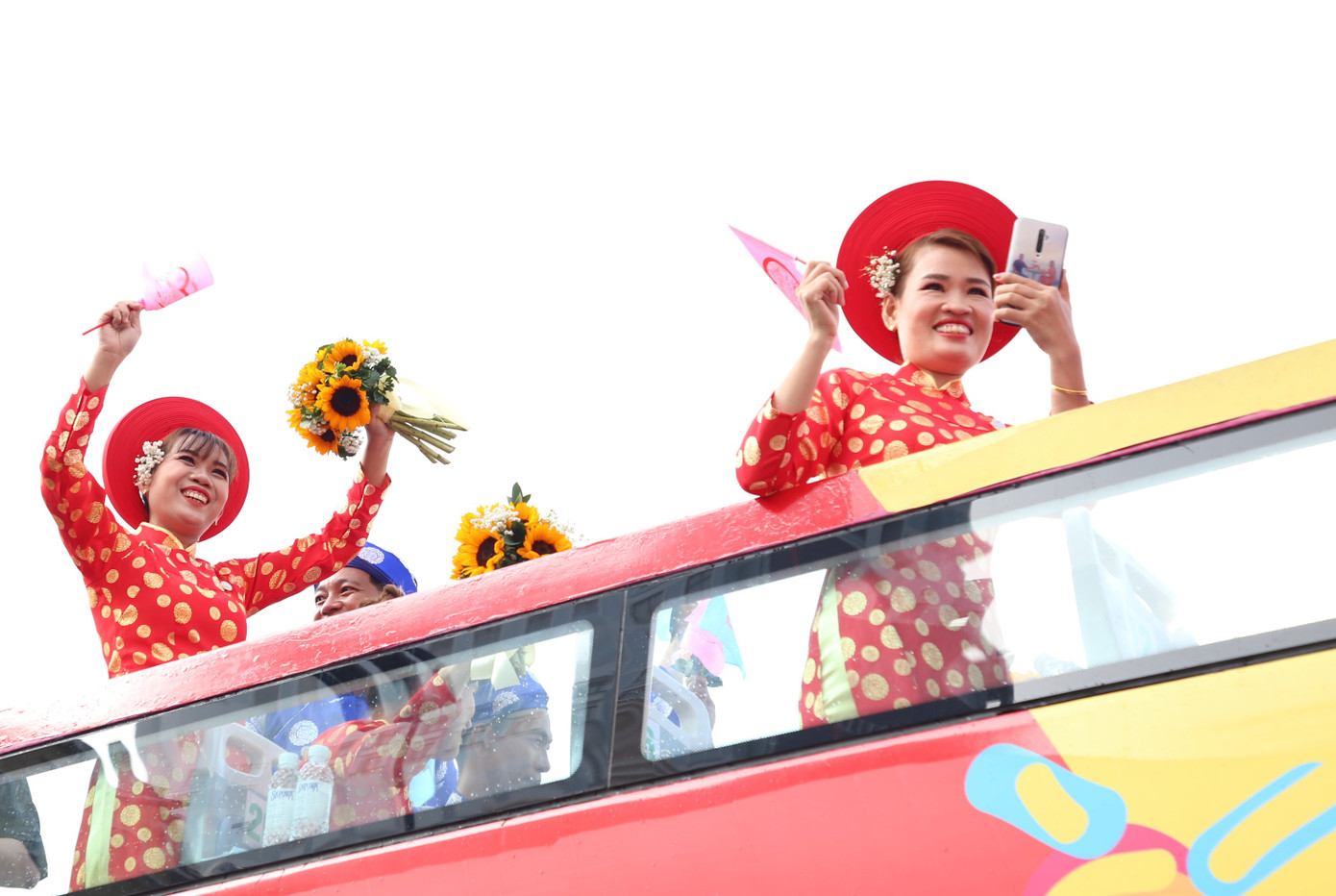 Các tân nương rạng rỡ, phấn khởi trong ngày đặc biệt của cuộc đời mình.