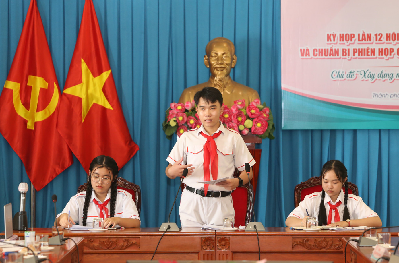 Đoàn Chủ tịch kỳ họp điều hành, trao đổi cùng các đại biểu thiếu nhi. Đoàn Chủ tịch kỳ họp điều hành, trao đổi cùng các đại biểu thiếu nhi.