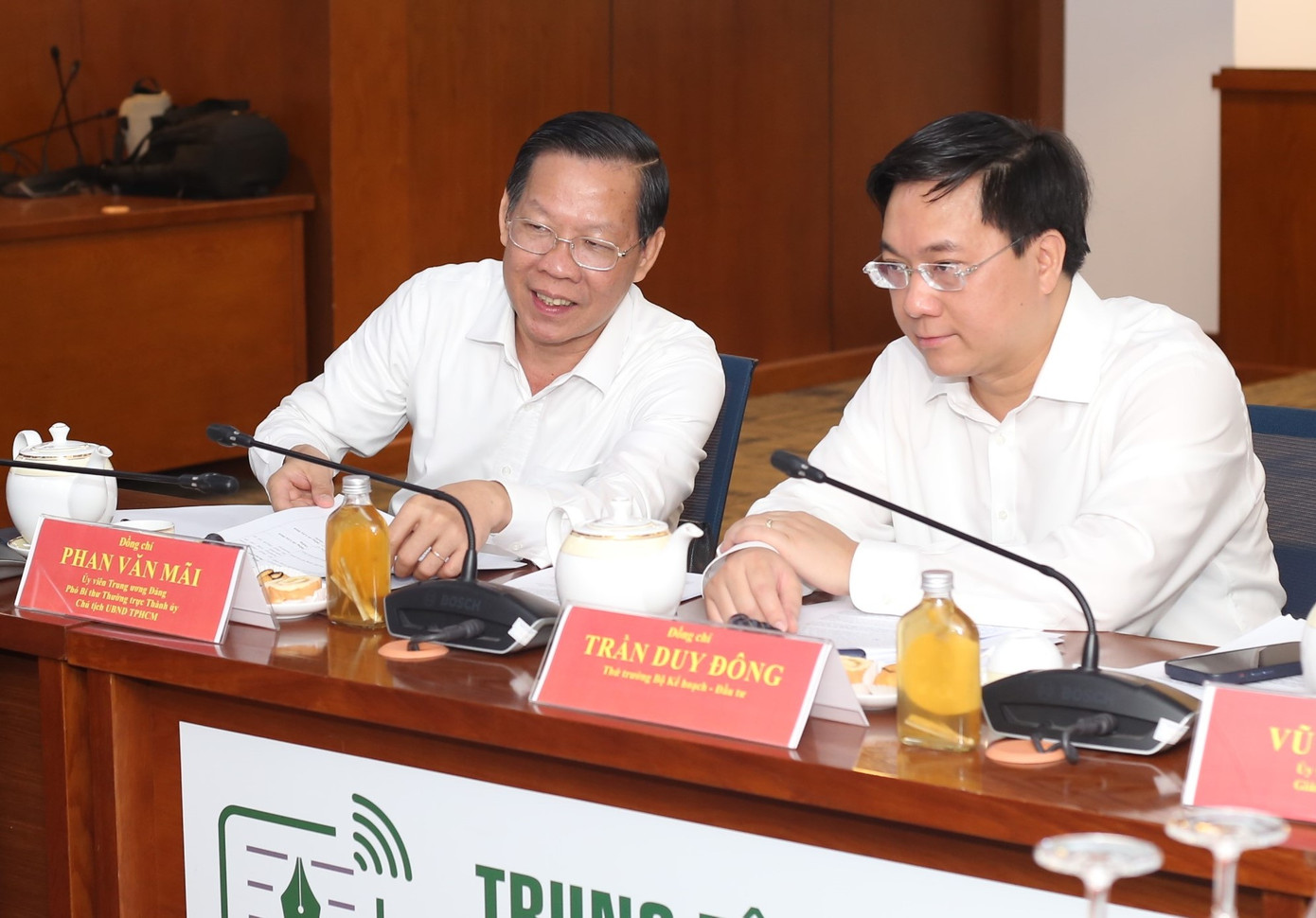 Chủ tịch UBND TPHCM Phan Văn Mãi và Thứ trưởng Bộ Kế hoạch và Đầu tư Trần Duy Đông trao đổi tại toạ đàm.