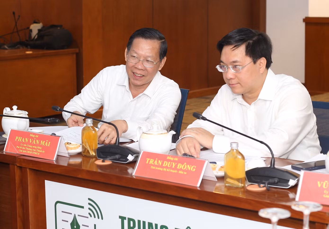 Chủ tịch UBND TPHCM Phan Văn Mãi và Thứ trưởng Bộ Kế hoạch và Đầu tư Trần Duy Đông trao đổi tại toạ đàm.