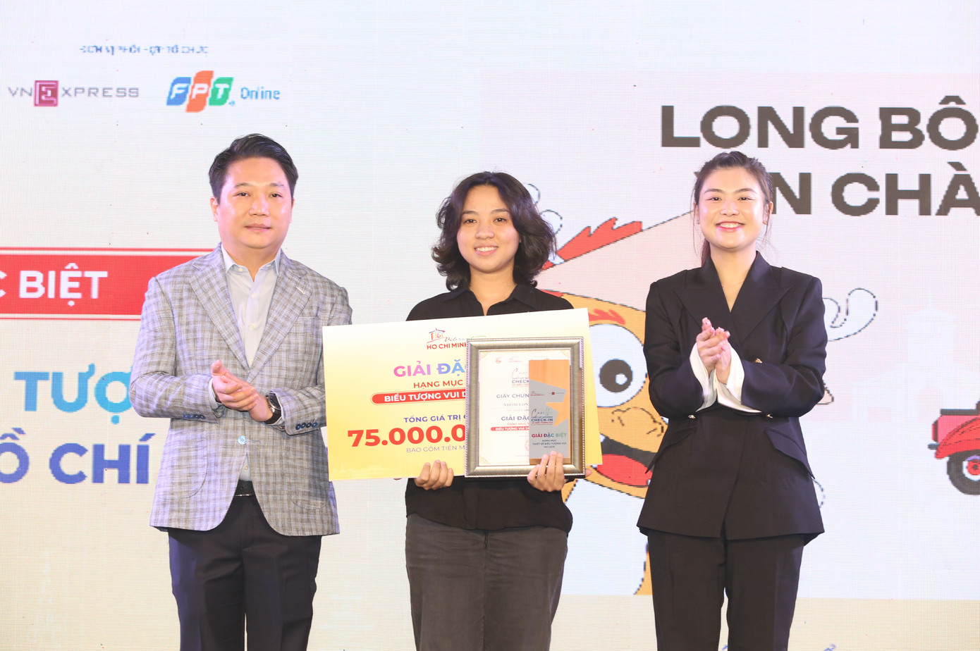 Ban tổ chức trao thưởng cho nhóm tác giả Long Bông. Ban tổ chức trao thưởng cho nhóm tác giả Long Bông.