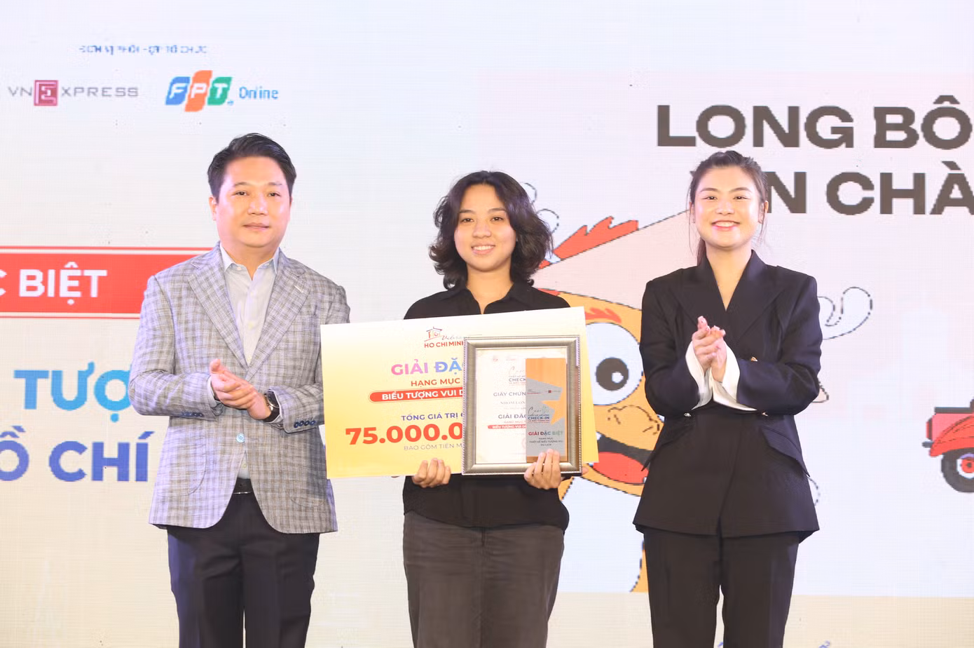 Ban tổ chức trao thưởng cho nhóm tác giả Long Bông. Ban tổ chức trao thưởng cho nhóm tác giả Long Bông.