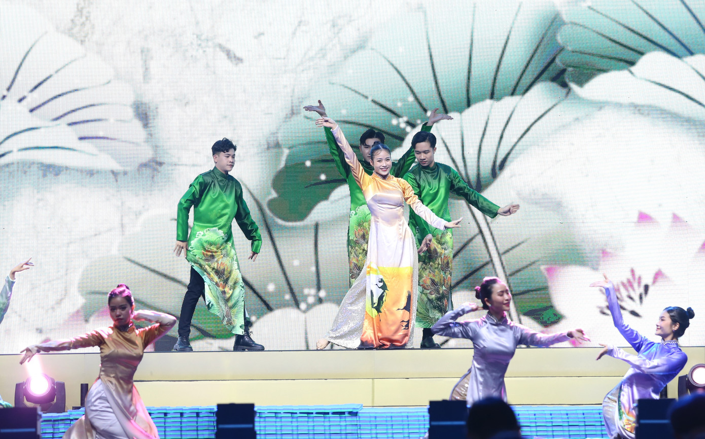 Nhóm múa có sự tham gia của các nghệ sĩ Việt.