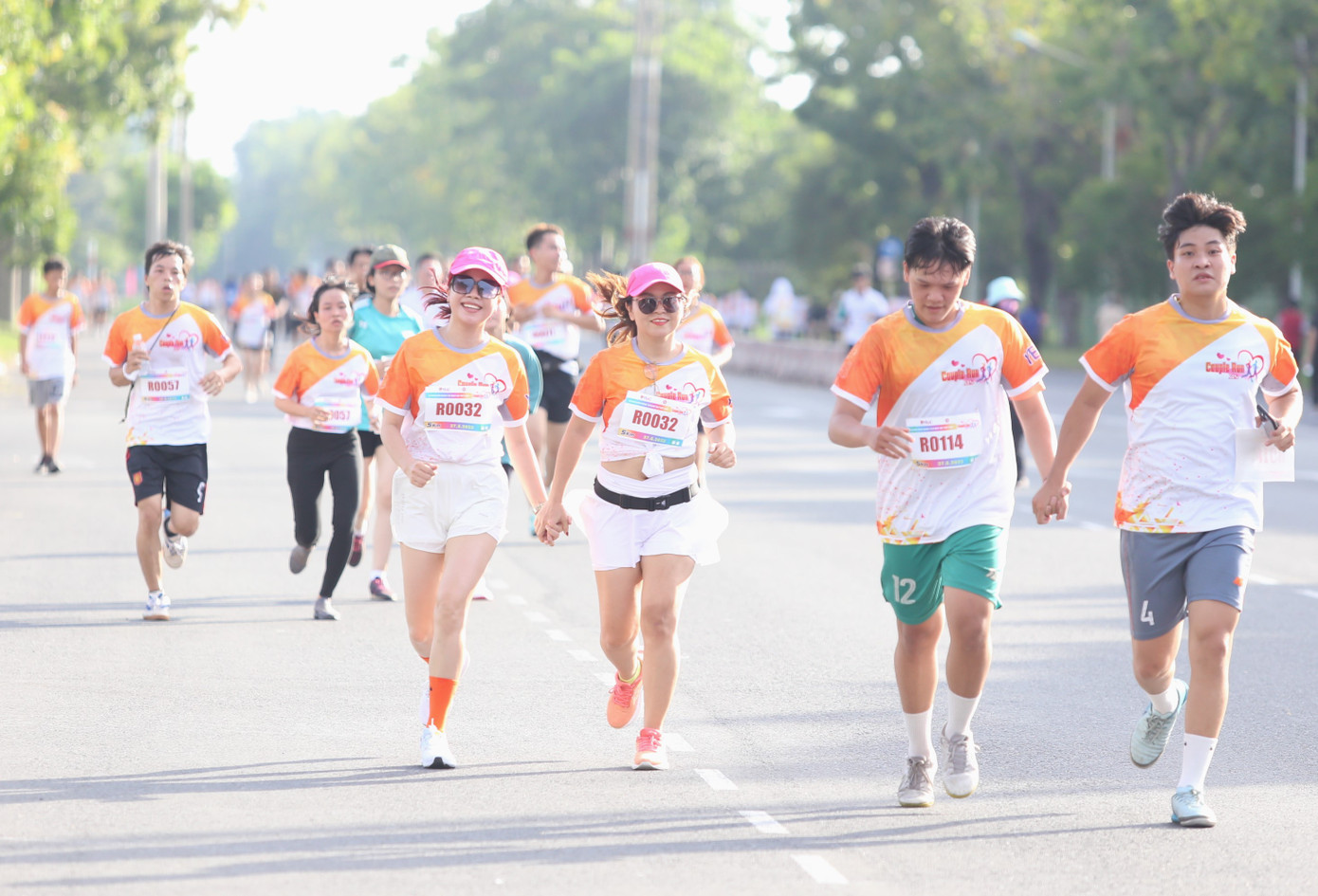 Nghìn bạn trẻ hân hoan trên đường chạy đong đầy sắc màu yêu thương. Nghìn bạn trẻ hân hoan trên đường chạy đong đầy sắc màu yêu thương.