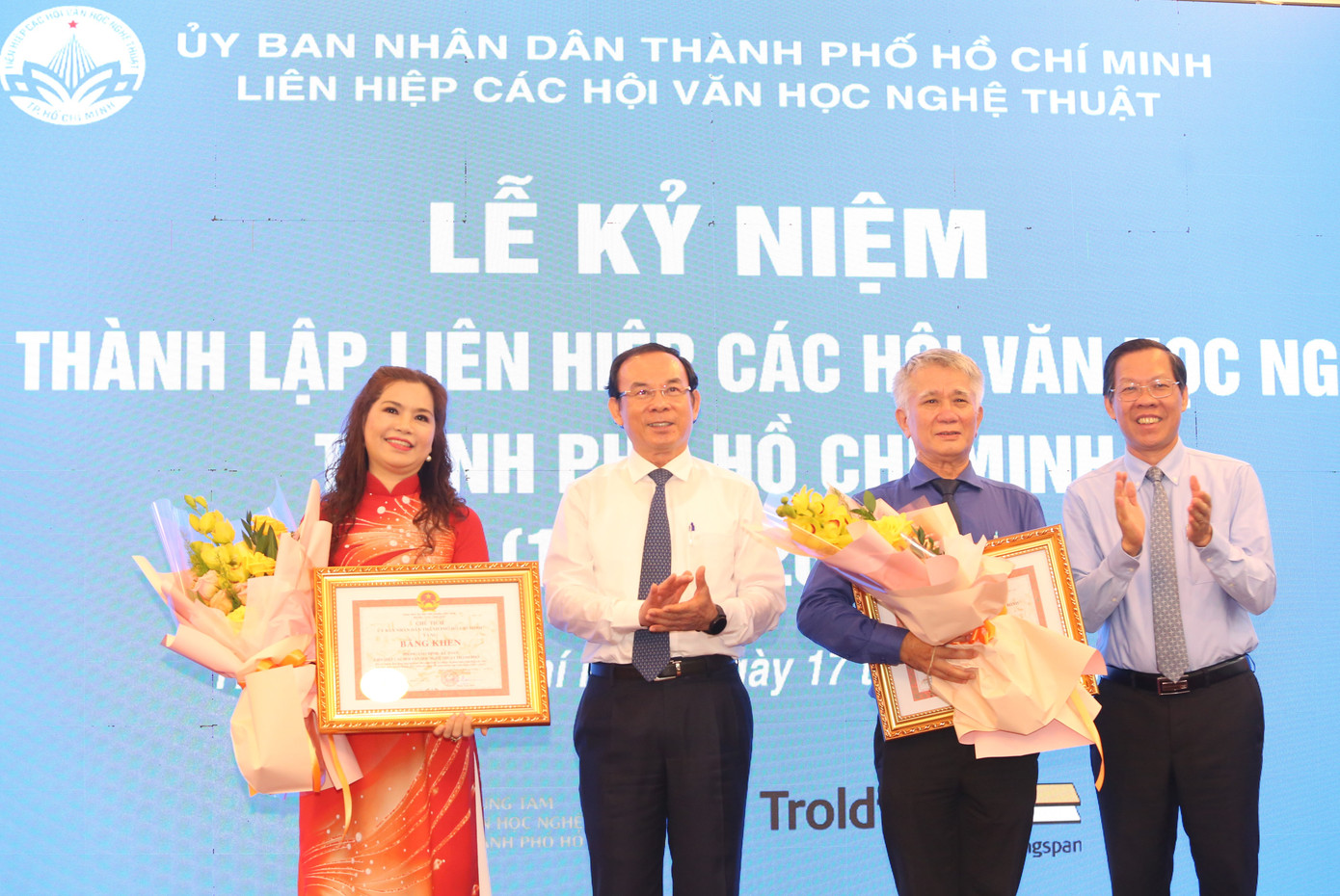 Ông Nguyễn Văn Nên và ông Phan Văn Mãi trao Bằng khen UBND TPHCM để khen thưởng những đóng góp tiêu biểu của Liên hiệp trong hành trình đã qua. Ảnh: Ngô Tùng Ông Nguyễn Văn Nên và ông Phan Văn Mãi trao Bằng khen UBND TPHCM để khen thưởng những đóng góp tiêu biểu của Liên hiệp trong hành trình đã qua. Ảnh: Ngô Tùng